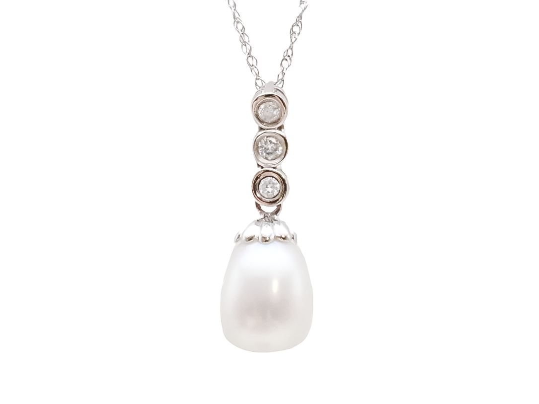 FRESHWATER PEARL AND DIAMOND PENDANT WITH CHAIN