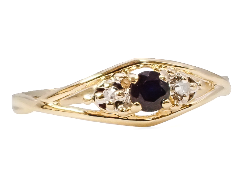 SAPPHIRE AND DIAMOND RING